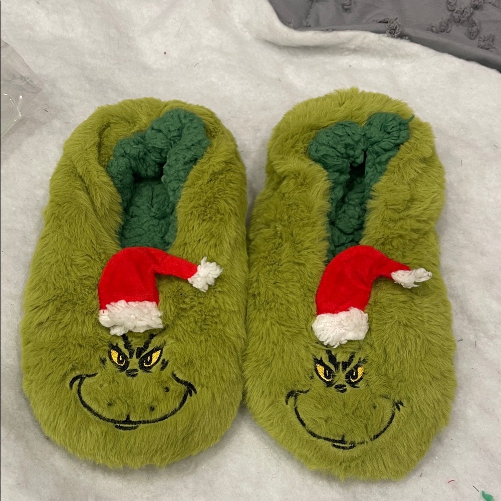 Green Grinch Slippers with Santa Hat new super soft women’s 9–9.5 new